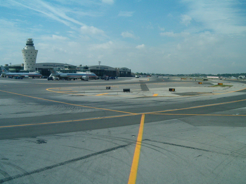 LGA taxiway