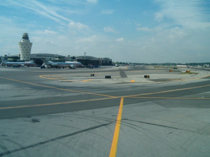 LGA taxiway