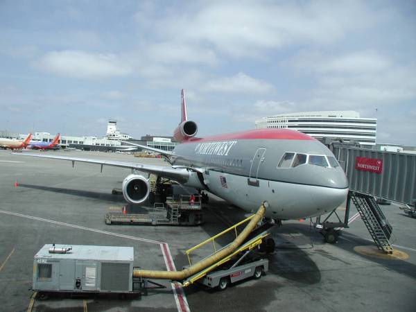 northwest-DC10-sea060803-02